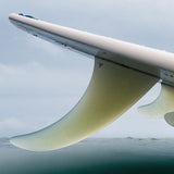 ROAM Surfboard Single Finne Flex US Box, weiß-grüne Finne, Seitenansicht über Wasser
