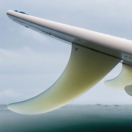 ROAM Surfboard Single Finne Flex US Box, weiß-grüne Finne, Seitenansicht über Wasser