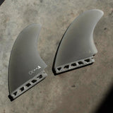 Roam Twin Fin Set Eduard Delpero, zwei graue Surfflossen aus Fiberglas mit schwarzen Basen, Draufsicht