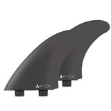Roam Twin Fin Set Eduard Delpero, zwei schwarze Surfflossen aus Fiberglas mit Boxen, Frontalansicht