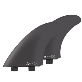 Roam Twin Fin Set Eduard Delpero, zwei schwarze Surfflossen aus Fiberglas mit Boxen, Frontalansicht
