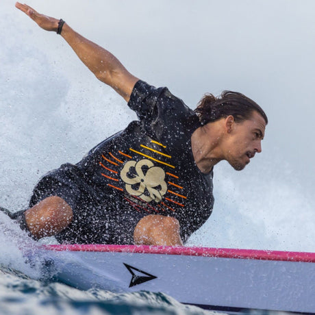 Roam Sidebite Fin Set Eduard Delpero Two Tab schwarze Finnen mit zwei Tabs beim Surfen im Wasser