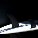 Roam Surfboard Single Fin Delpero Pro US Box mit schwarzer Finne und weißem Board, Seitenansicht
