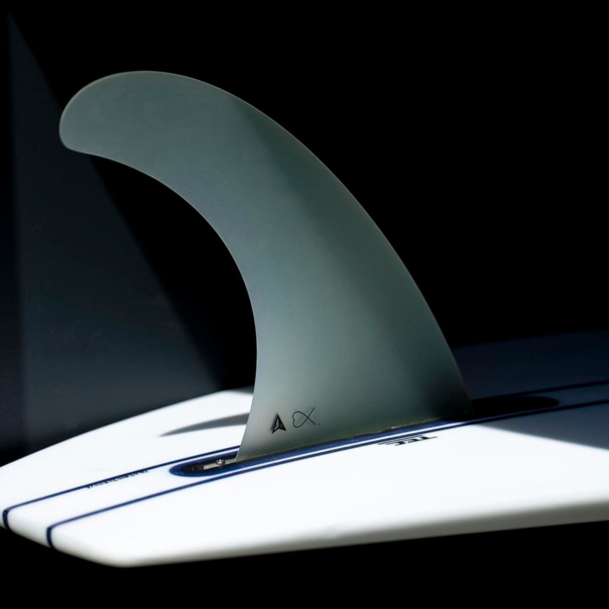 ROAM Surfboard Single Fin Delpero Classic mit US Box, grüne Finne auf weißem Board, Seitenansicht