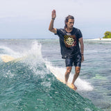 ROAM Surfboard Single Fin Delpero Classic US Box, helles Deck, in Verwendung im Wasser