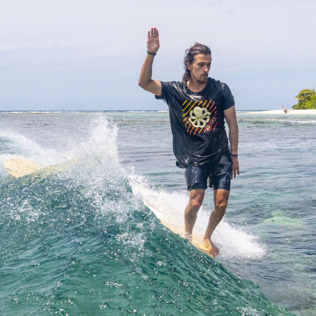 ROAM Surfboard Single Fin Delpero Classic US Box, helles Deck, in Verwendung im Wasser
