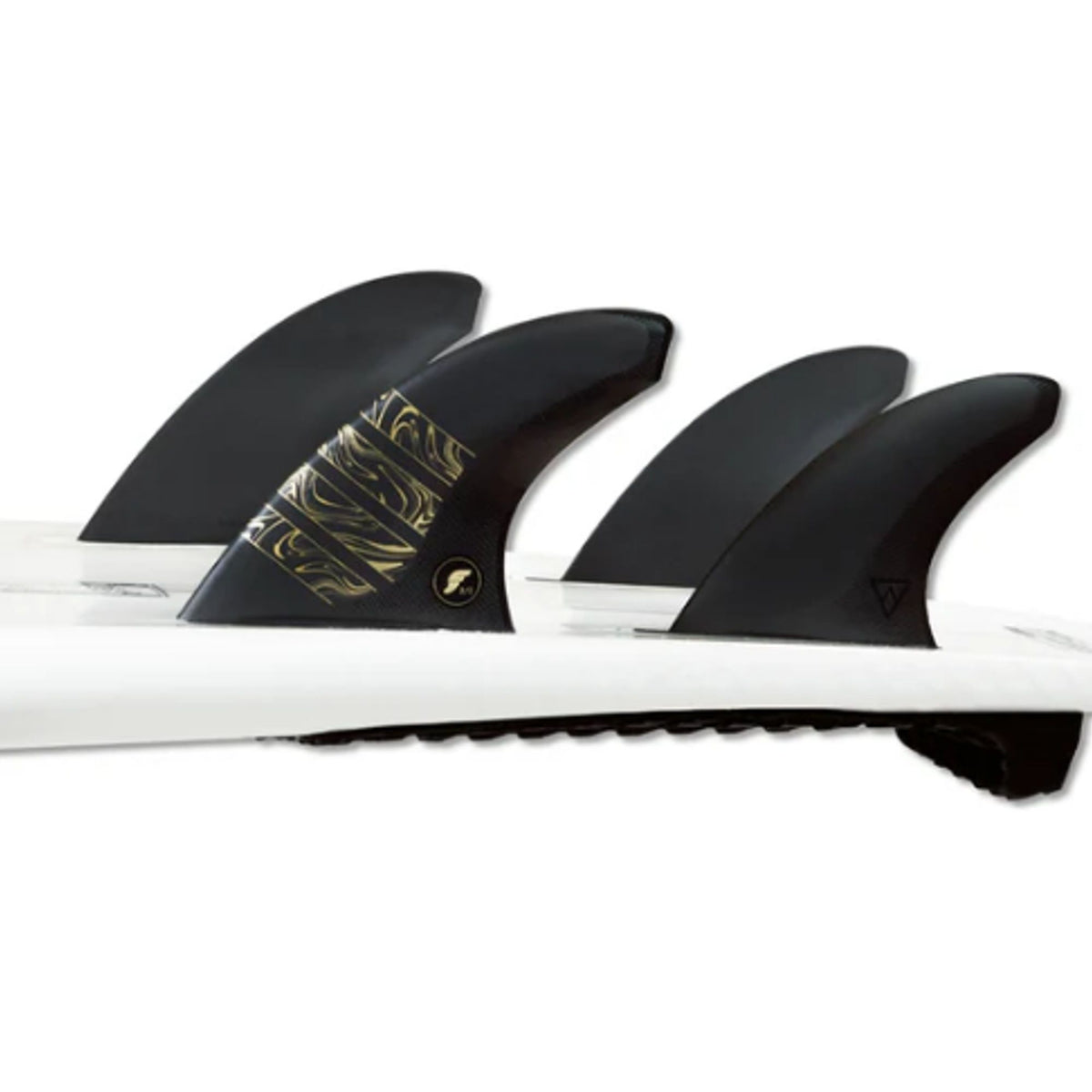 Futures Quad Thruster 5 Fin Set Vector Alpha, vier schwarze Surfflossen mit weißer Basis auf Surfboard montiert