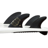Futures Quad Thruster 5 Fin Set Vector Alpha, vier schwarze Surfflossen mit weißer Basis auf Surfboard montiert