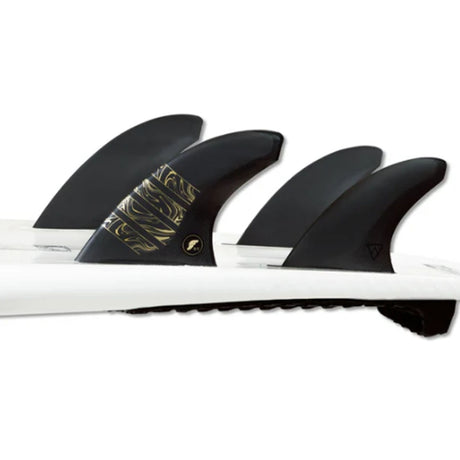 Futures Quad Thruster 5 Fin Set Vector Alpha, vier schwarze Surfflossen mit weißer Basis auf Surfboard montiert
