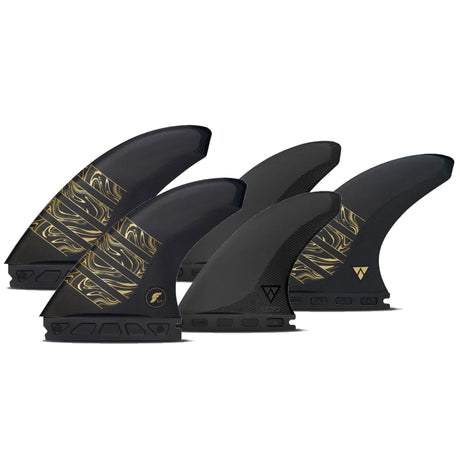 Futures Quad Thruster 5 Fin Set Vector Alpha, schwarze Surfflossen mit goldenem Muster, Frontalansicht