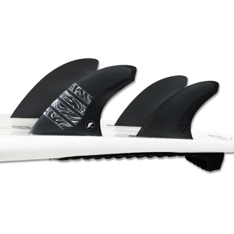 Futures Quad Thruster 5 Fin Set Vector Alpha, schwarze Surfflossen mit weißer Basis auf Surfboard, Draufsicht