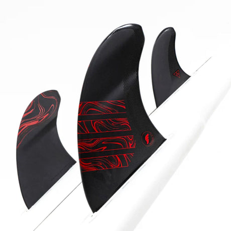Futures Twin Tri Fin Set Reverse Alpha, drei schwarze Surfflossen mit roten Mustern, Ansicht von oben