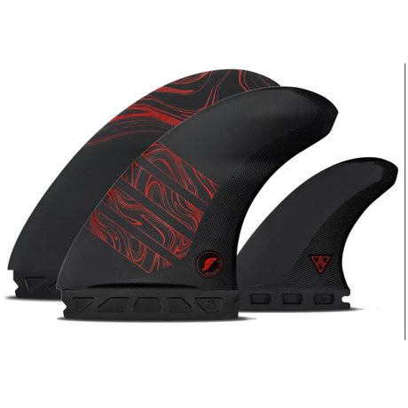 Futures Twin Tri Fin Set Reverse Alpha, schwarze Flossen mit roten grafischen Mustern, Seitenansicht