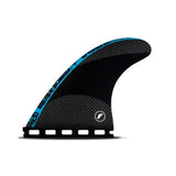 Futures Thruster Fin Set John John Techflex mit blauem Muster, schwarzer Basis und Carbon-Details, Seitenansicht