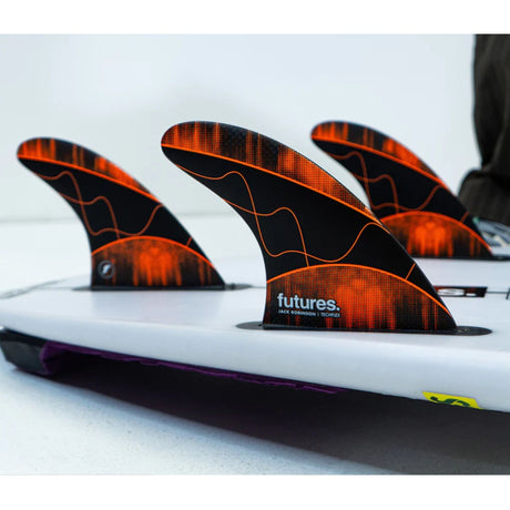 Futures Thruster Fin Set Jack Robinson Techflex schwarz orange auf Surfboard montiert, Draufsicht