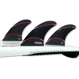 Futures Thruster Fin Set Jordy Signature Techflex, schwarze Flossen mit roten Streifen auf Surfboard