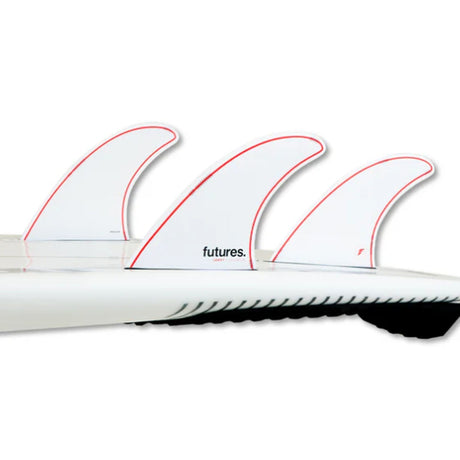 Futures Thruster Fin Set Jordy Smith Honeycomb mit drei roten und weißen Flossen auf weißem Surfboard, Seitenansicht
