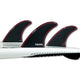 Futures Thruster Fin Set Jordy Smith Honeycomb, schwarze Flossen mit rotem Rand auf weißem Surfboard, Honeycomb-Material, Frontalansicht