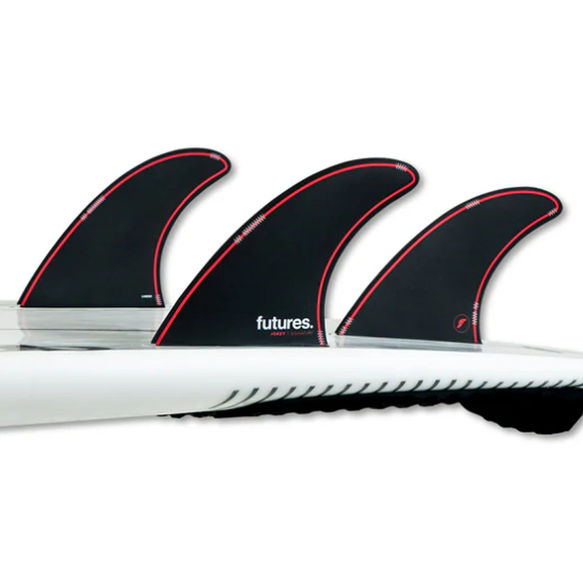 Futures Thruster Fin Set Jordy Smith Honeycomb, schwarze Flossen mit rotem Rand auf weißem Surfboard, Honeycomb-Material, Frontalansicht