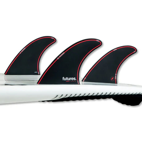 Futures Thruster Fin Set Jordy Smith Honeycomb, schwarze Flossen mit rotem Rand auf weißem Surfboard, Honeycomb-Material, Frontalansicht