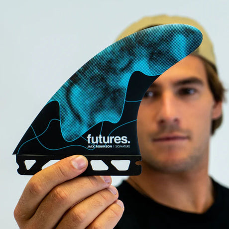 Futures Thruster Fin Set Jack Robinson Honeycomb, blau-schwarzes Design mit Wabenstruktur, in Hand gehalten