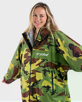 Dryrobe Advance Long Sleeve in Camouflage-Grün mit Tarnmuster, Frontansicht auf Person getragen