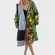 Dryrobe Advance Long Sleeve Bademantel in Camouflage-Grün mit grauem Fleece-Futter, Frontalansicht an Modell