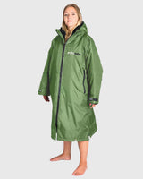 Dryrobe Advance Long Sleeve grün, wasserabweisender Umhang mit Kapuze, Frontansicht an Person