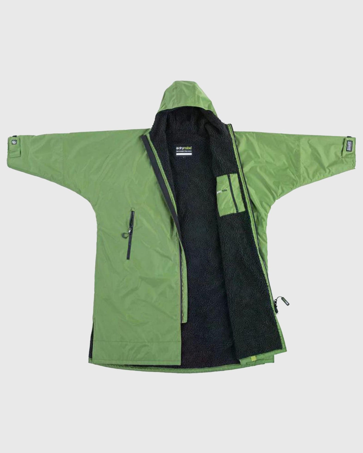 Dryrobe Advance Long Sleeve grün mit schwarzem Fleece-Innenfutter, flach ausgebreitet mit offener Vorderseite und Kapuze