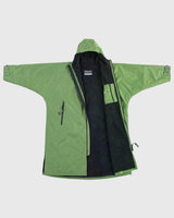 Dryrobe Advance Long Sleeve grün mit schwarzem Fleece-Innenfutter, flach ausgebreitet mit offener Vorderseite und Kapuze