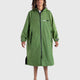 Dryrobe Advance Long Sleeve in Grün, Umziehjacke mit langen Ärmeln, Frontalansicht auf weißem Hintergrund