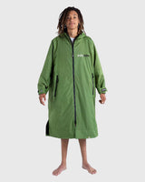 Dryrobe Advance Long Sleeve in Grün, Umziehjacke mit langen Ärmeln, Frontalansicht auf weißem Hintergrund
