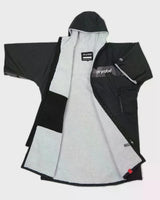 DRYROBE Advance Kurzarm Bademantel schwarz-weiß mit Kapuze, flache Ansicht
