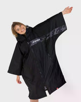 DRYROBE Advance Short Sleeve schwarzer Umhang mit Kapuze, Frontansicht, Modell trägt das Kleidungsstück