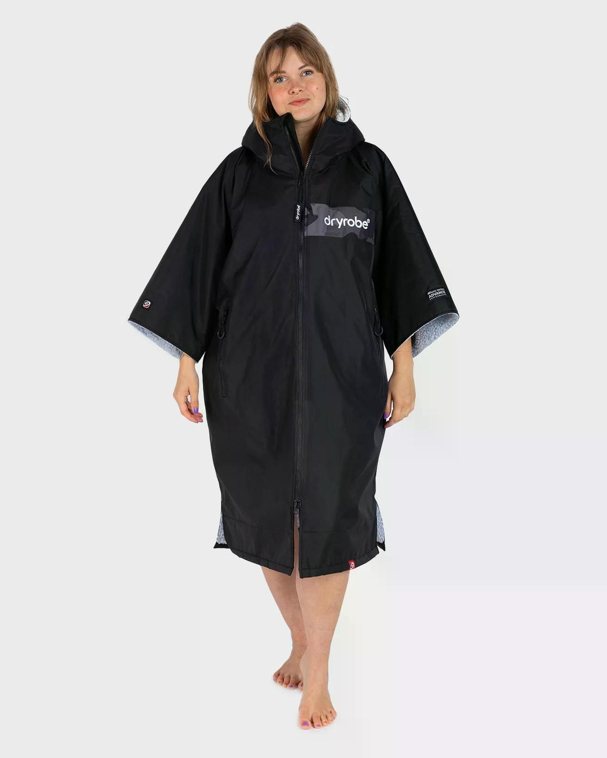 DRYROBE Advance Short Sleeve Umhang in Schwarz, Frontalansicht, Frau trägt Funktionskleidung mit Kapuze