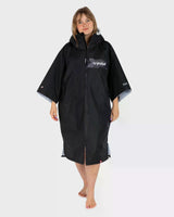 DRYROBE Advance Short Sleeve Umhang in Schwarz, Frontalansicht, Frau trägt Funktionskleidung mit Kapuze