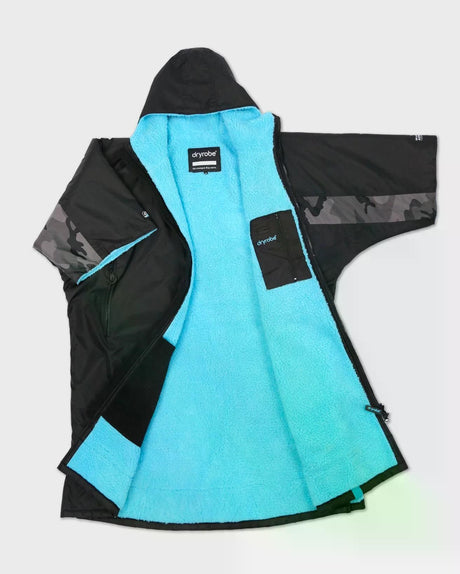 DRYROBE Advance Kurzarm Bademantel, Blau-Schwarz, Frottee, offene Vorderansicht mit funktionalen Taschen