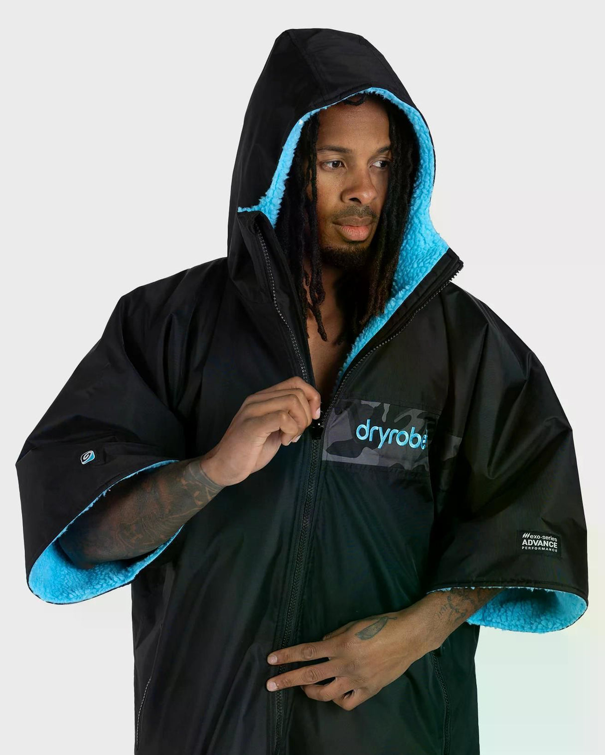 DRYROBE Advance Short Sleeve schwarz mit blauem Futter, Kapuze, Frontansicht getragen