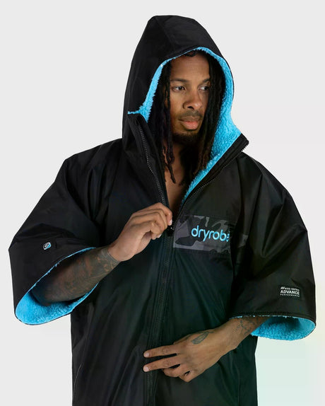 DRYROBE Advance Short Sleeve schwarz mit blauem Futter, Kapuze, Frontansicht getragen