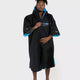 DRYROBE Advance Short Sleeve schwarz blau Umhang mit Kapuze Frontansicht auf Modell