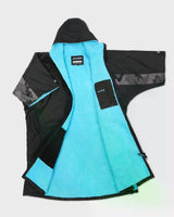 DRYROBE Advance Kurzarm Bademantel blau und schwarz, flach ausgebreitet mit Kapuze