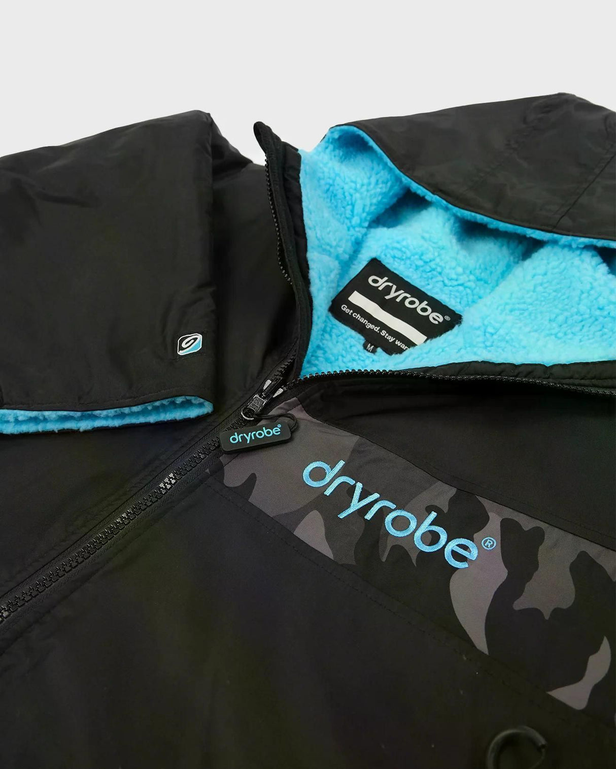 DRYROBE Advance Kurzarm Umhang in Schwarz mit Blauem Fleece, offener Reißverschluss, Detail der Innenfütterung