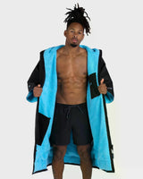DRYROBE Advance Kurzarm Bademantel, Schwarz mit Blau, Frottee-Innenseite, Frontalansicht