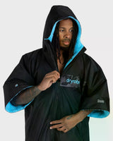 DRYROBE Advance Kurzarm Bademantel Schwarz Blau Kapuze Frontalansicht getragen