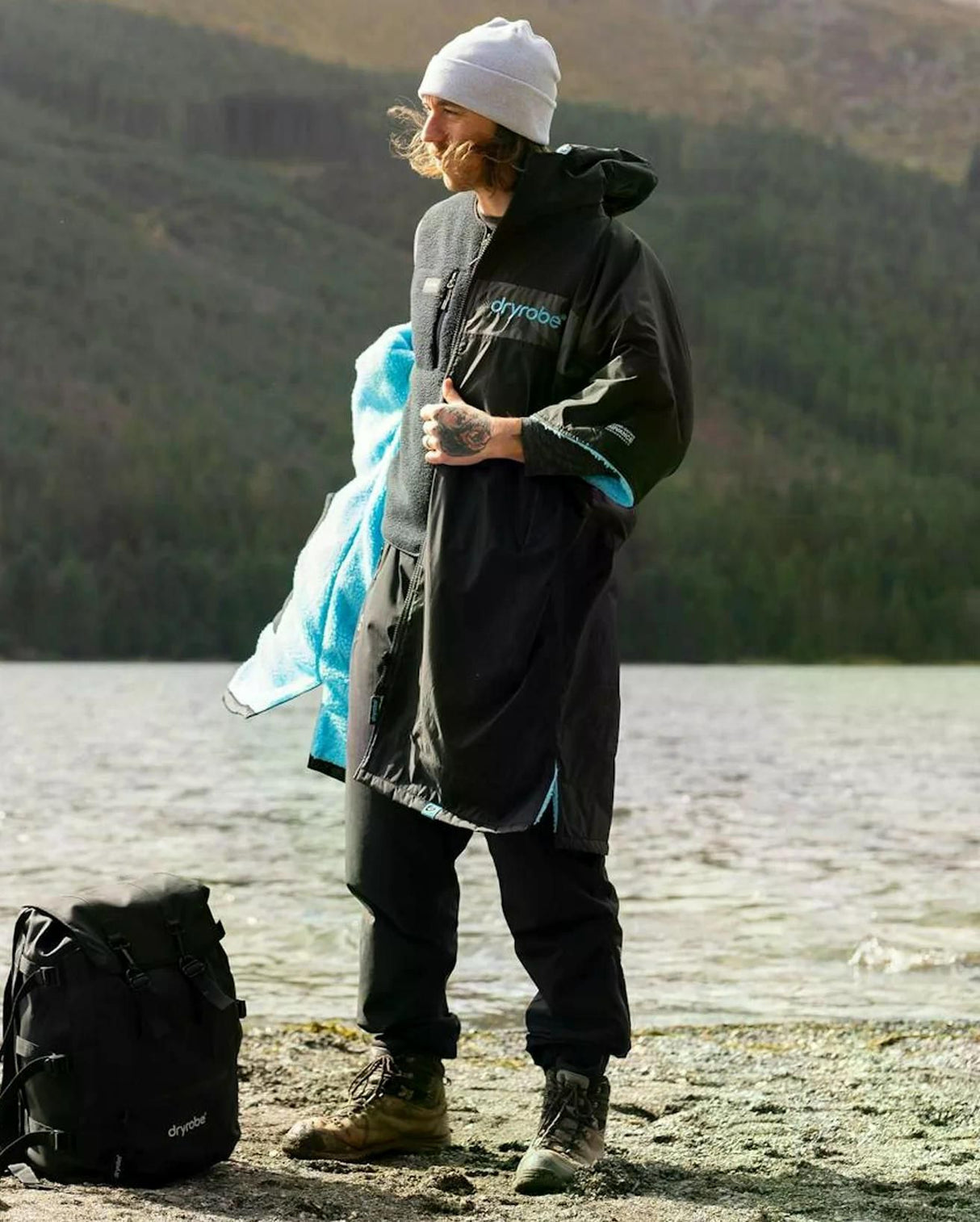 DRYROBE Advance Short Sleeve schwarz-blau, Athlet in Umkleidejacke am See, Frontansicht