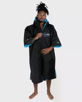 DRYROBE Advance Short Sleeve, Schwarz mit Blau, Umziehjacke aus Neopren, Frontansicht auf Modell