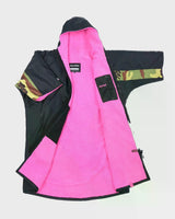 DRYROBE Advance Short Sleeve pink schwarz Umhang mit Kapuze, geöffnete Vorderansicht