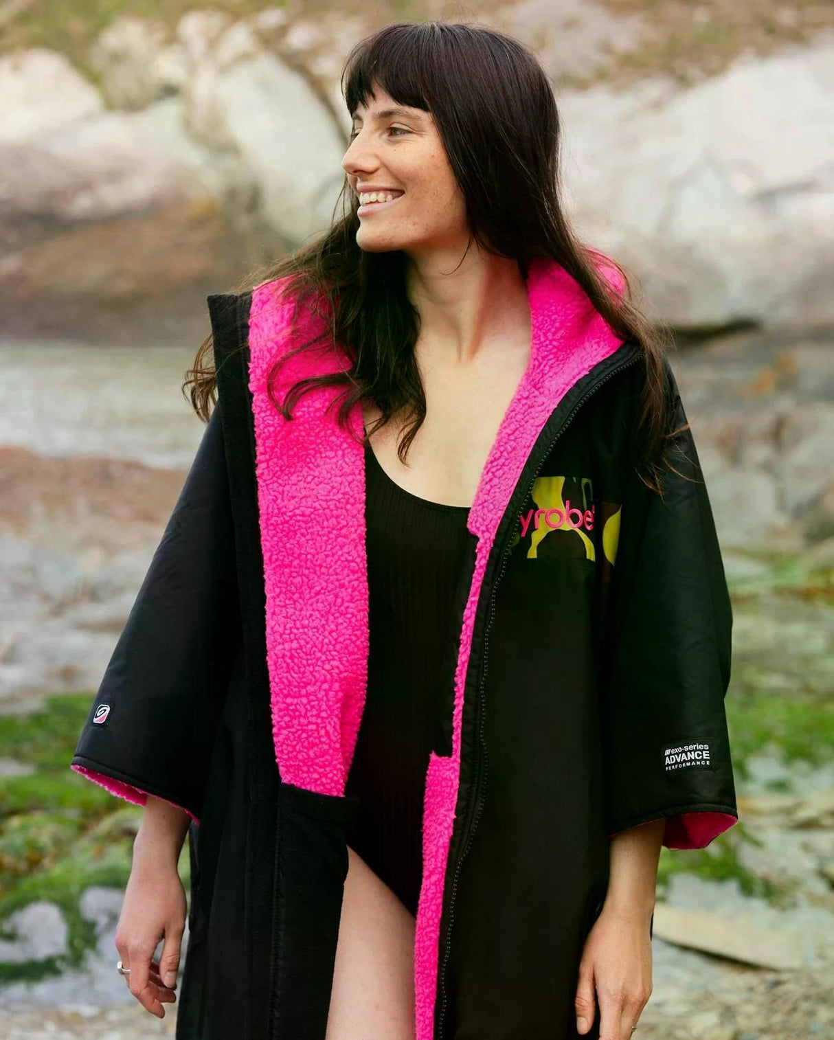 DRYROBE Advance Short Sleeve in Schwarz mit Pink, Baumwollmischgewebe, Modell trägt Robe offen