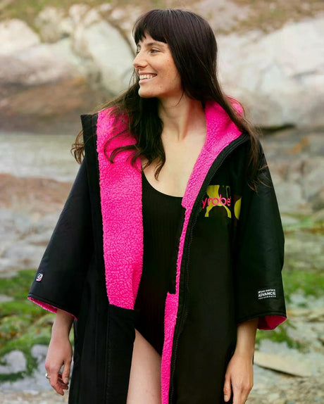 DRYROBE Advance Short Sleeve in Schwarz mit Pink, Baumwollmischgewebe, Modell trägt Robe offen