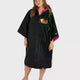 DRYROBE Advance Kurzarm Umziehhilfe in Schwarz mit pinken Akzenten, Frontalansicht auf Model